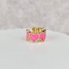 Ear cuff dorado con corazones rosas esmaltados