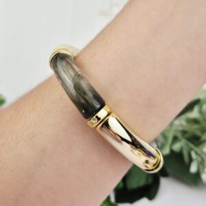 Brazalete acrílico en tono verde musgo